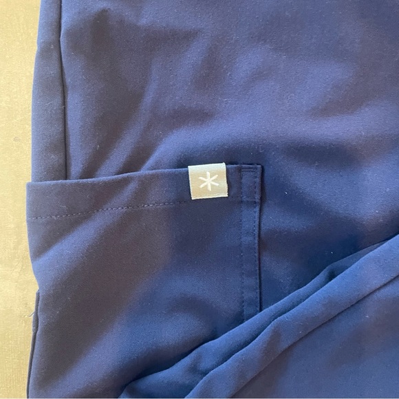 Scrubs and Beyond Scrub set in Navy - Picture 7 of 10